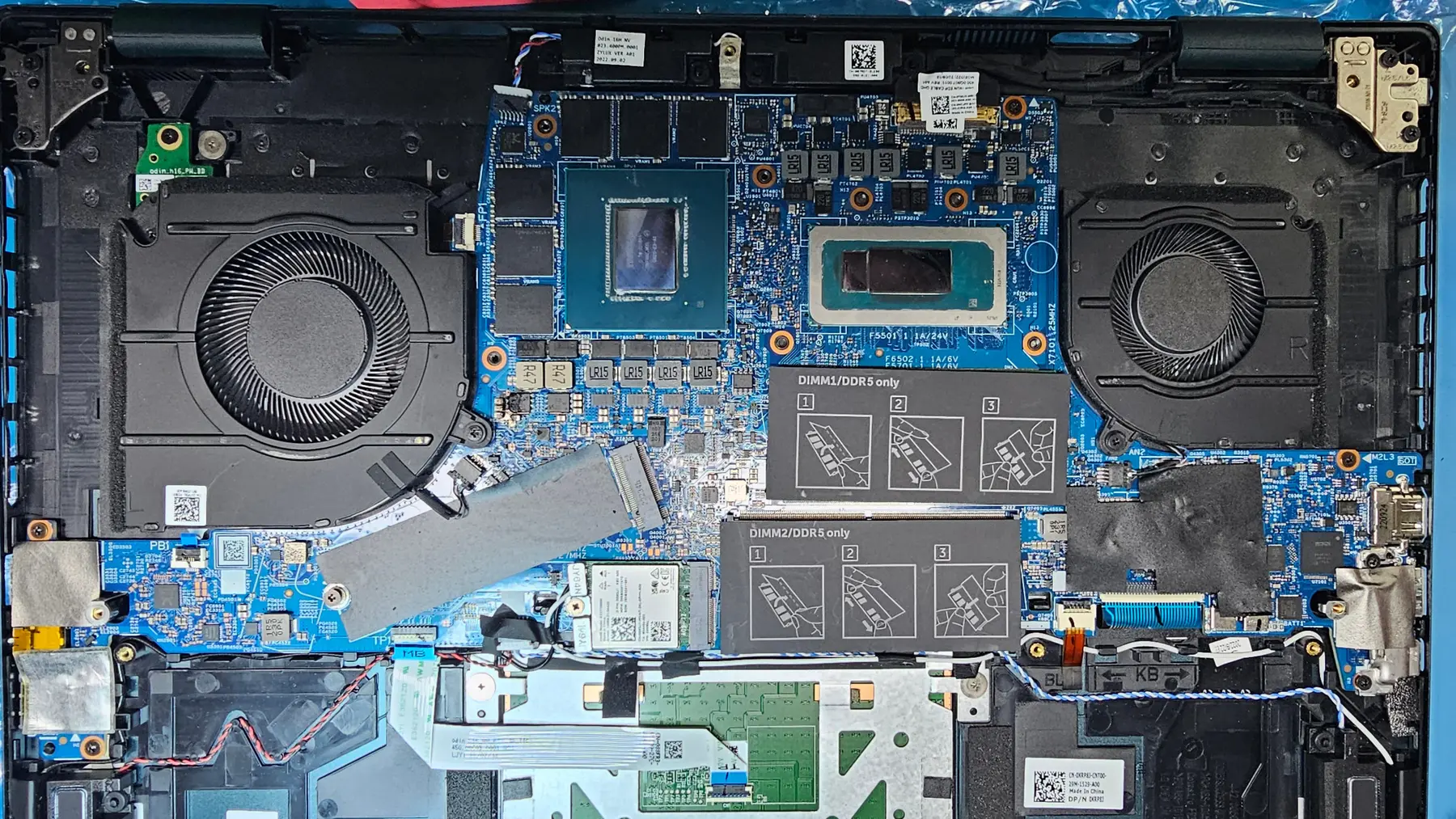 Otwarty laptop podczas diagnostyki płyty głównej