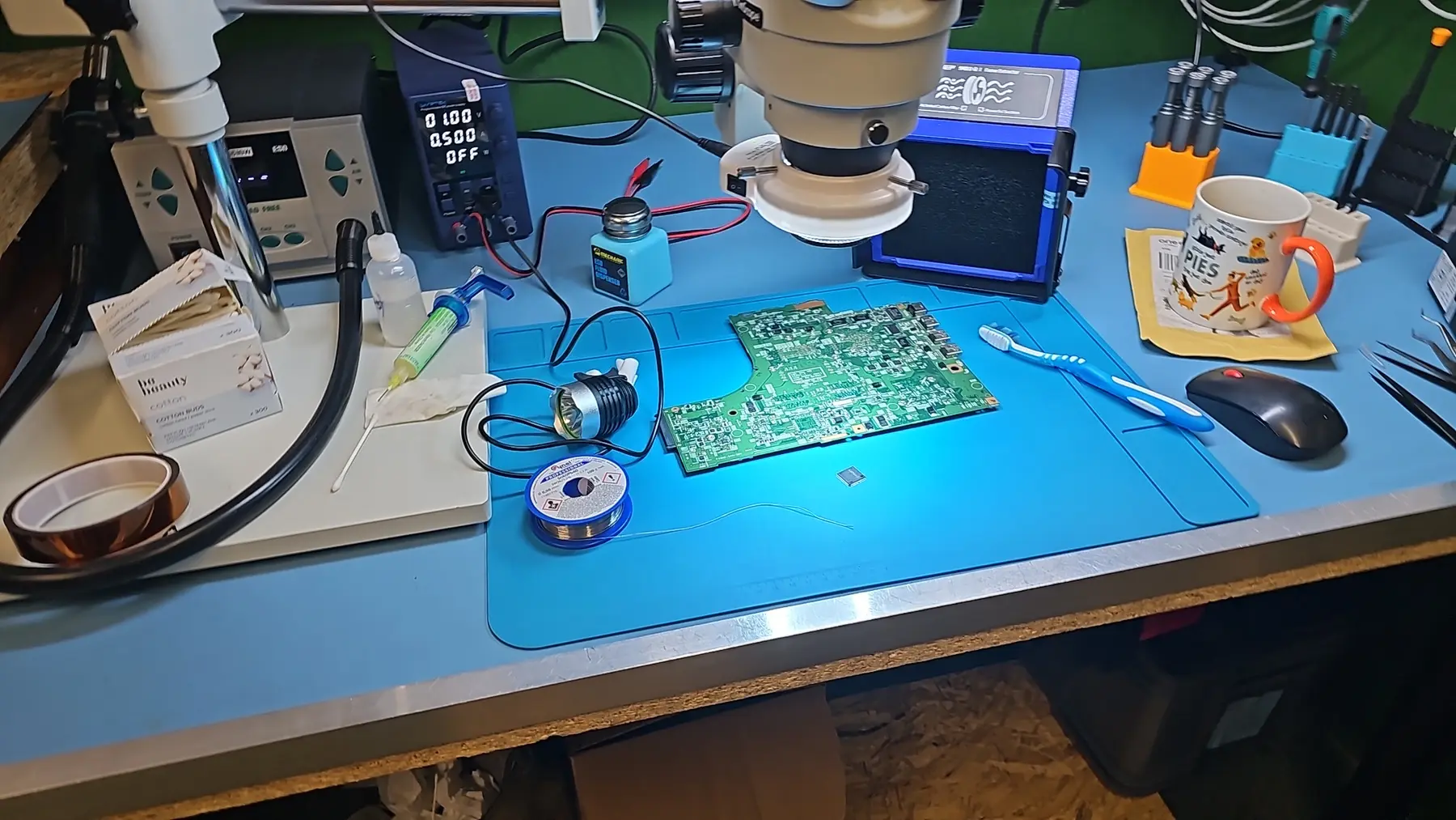 Płyta elektroniczna naprawiana pod mikroskopem w warsztacie